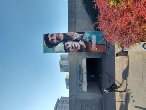 mural poświęcony Bohaterom kultowego serialu "Czterdziestolatek". Inżyniera Karwowskiego i technika Maliniaka. Mural jest jednym ze zwycięskich projektów budżetu obywatelskiego 2020. Lokalizacja Warszawa Metro Ursynów. Projekt murala Bartek Podlewski.